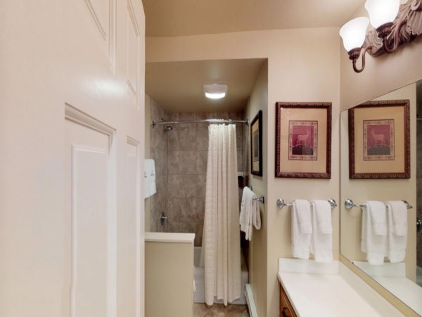Great Value Vail Four Bedroom Vacation Condo Walk to Lifts