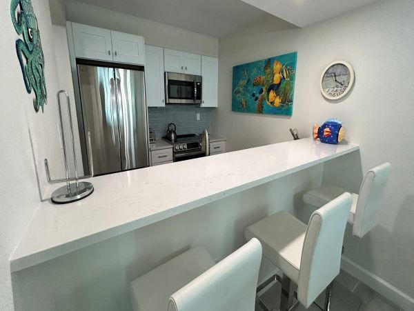 Beautiful Sanibel Condo Located on Beach with Communal Pool
