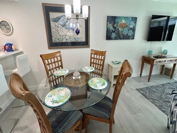 Beautiful Sanibel Condo Located on Beach with Communal Pool