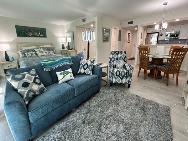 Beautiful Sanibel Condo Located on Beach with Communal Pool