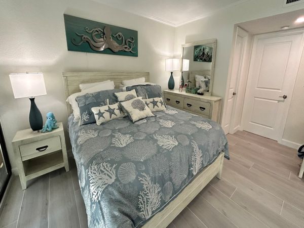 Beautiful Sanibel Condo Located on Beach with Communal Pool