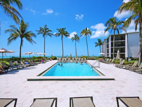 Beautiful Sanibel Condo Located on Beach with Communal Pool