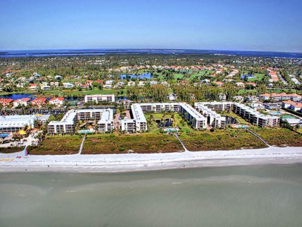 Beautiful Sanibel Condo Located on Beach with Communal Pool