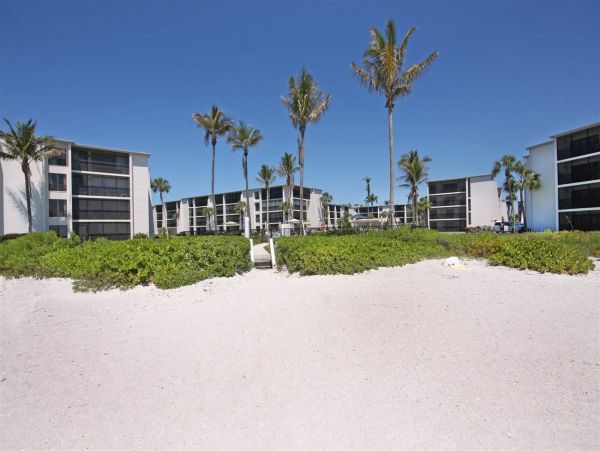 Beautiful Sanibel Condo Located on Beach with Communal Pool