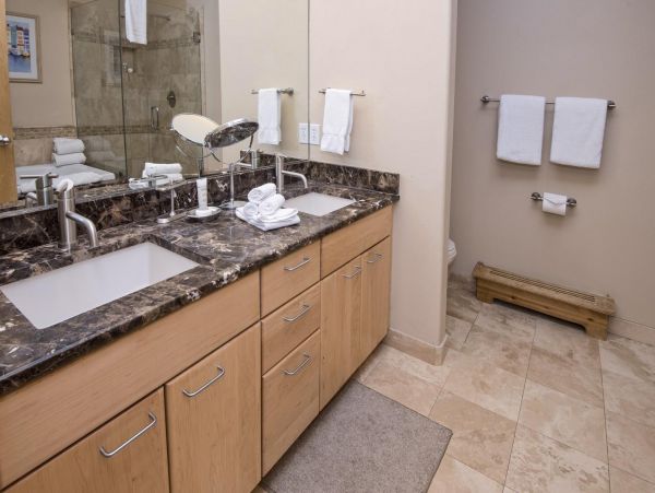 Vail Three Bedroom Mountain View Condo with Private Hot Tub