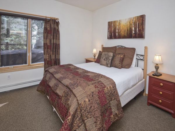 Vail Three Bedroom Mountain View Condo with Private Hot Tub