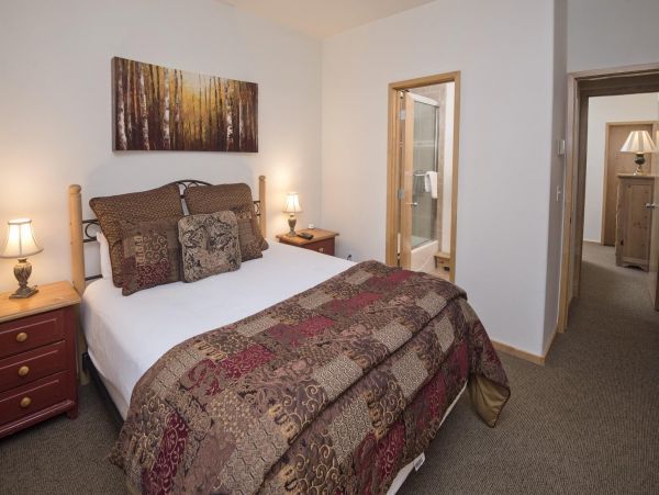 Vail Three Bedroom Mountain View Condo with Private Hot Tub