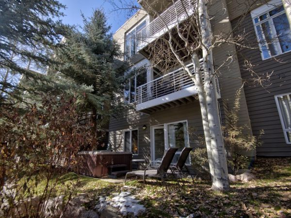 Vail Three Bedroom Mountain View Condo with Private Hot Tub