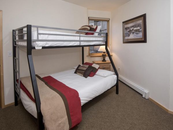 Vail Three Bedroom Mountain View Condo with Private Hot Tub
