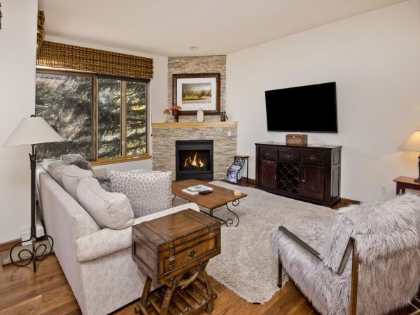 Vail Three Bedroom Mountain View Condo with Private Hot Tub