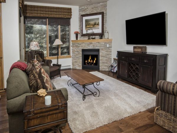 Vail Three Bedroom Mountain View Condo with Private Hot Tub
