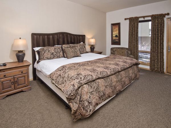 Vail Three Bedroom Mountain View Condo with Private Hot Tub