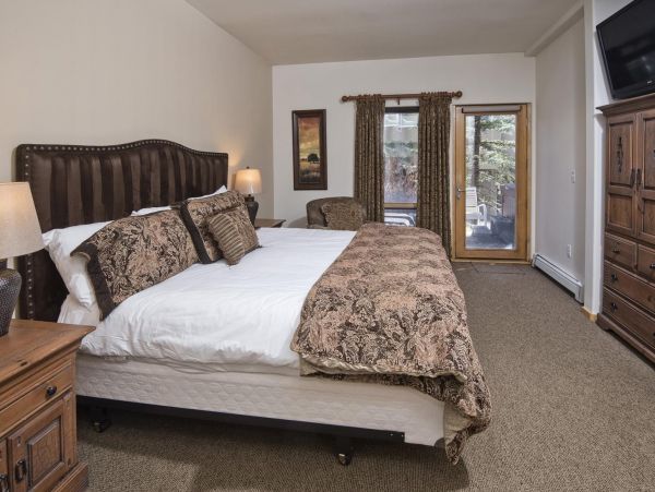 Vail Three Bedroom Mountain View Condo with Private Hot Tub