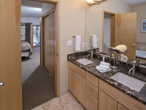 Vail Three Bedroom Mountain View Condo with Private Hot Tub