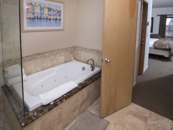 Vail Three Bedroom Mountain View Condo with Private Hot Tub