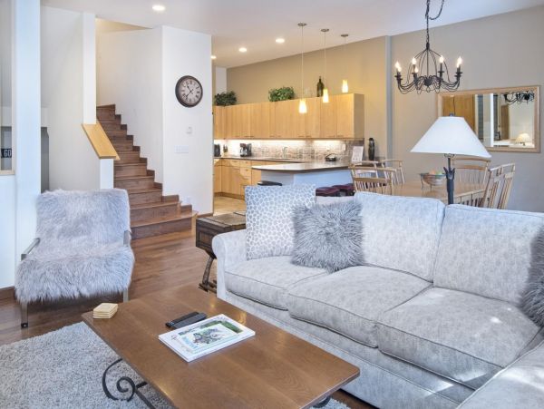 Vail Three Bedroom Mountain View Condo with Private Hot Tub