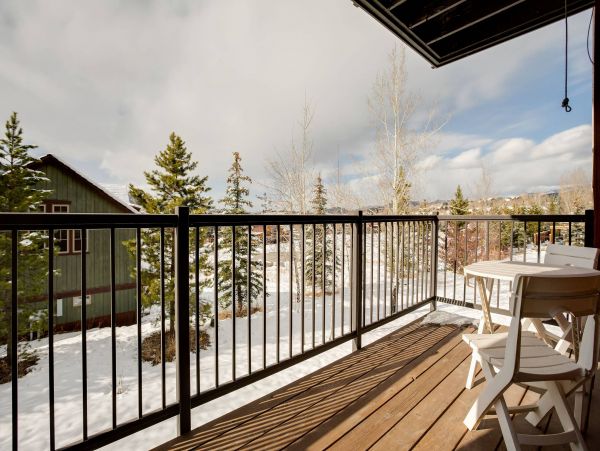 Contemporary Sleeps Four 400 Yards to the Ski Slope