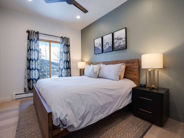 Contemporary Sleeps Four 400 Yards to the Ski Slope