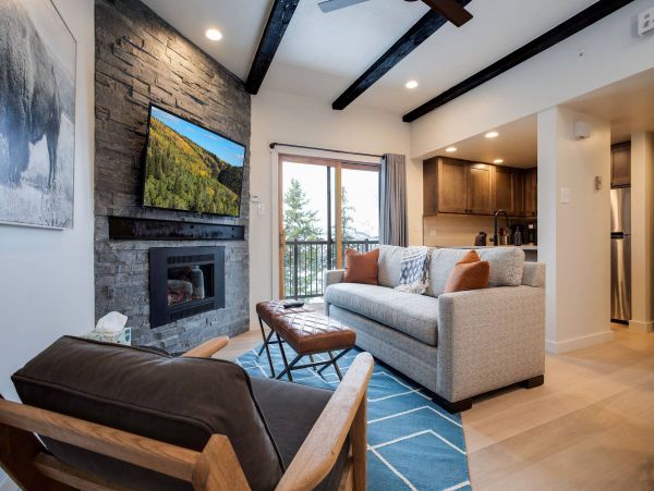 Contemporary Sleeps Four 400 Yards to the Ski Slope