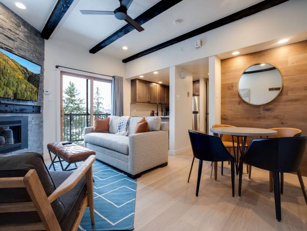 Contemporary Sleeps Four 400 Yards to the Ski Slope