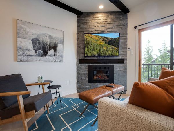 Contemporary Sleeps Four 400 Yards to the Ski Slope