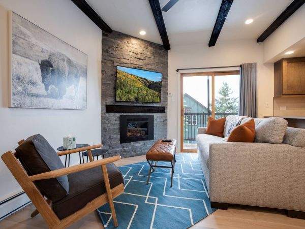 Contemporary Sleeps Four 400 Yards to the Ski Slope