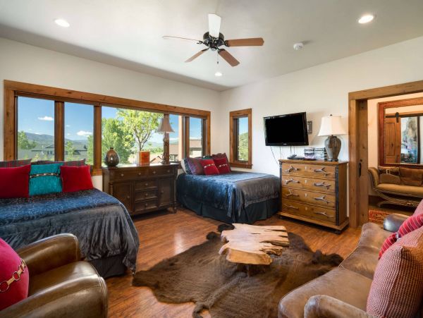Luxury Estate 3 miles to slopes