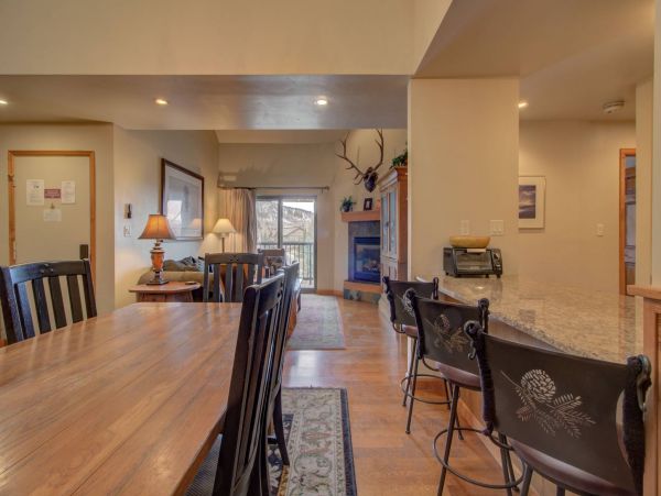Top Floor Condo with 3 Bedrooms plus Loft Sleeps 10
