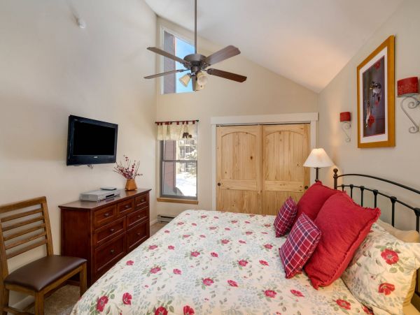 Steamboat Spring Five Min Walk to Gondola Three Bedrooms & Loft