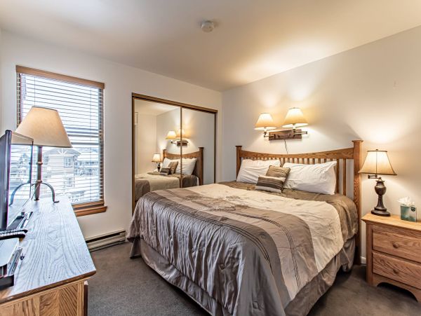 Five Min Walk to Ski Gondola Steam Boat Three Bedroom