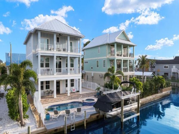 Fort Myers Luxurious Canal-Front Home with Pool & Spa - Perfect for Families