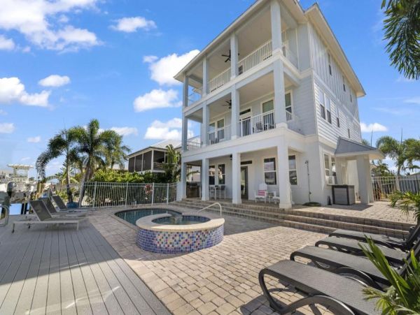 Fort Myers Luxurious Canal-Front Home with Pool & Spa - Perfect for Families