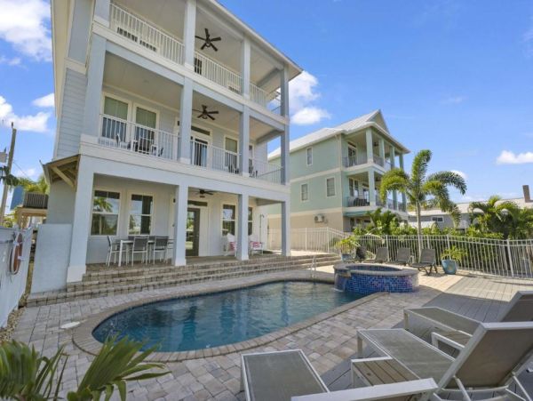 Fort Myers Luxurious Canal-Front Home with Pool & Spa - Perfect for Families