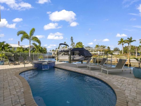 Fort Myers Luxurious Canal-Front Home with Pool & Spa - Perfect for Families