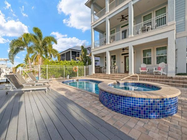 Fort Myers Luxurious Canal-Front Home with Pool & Spa - Perfect for Families