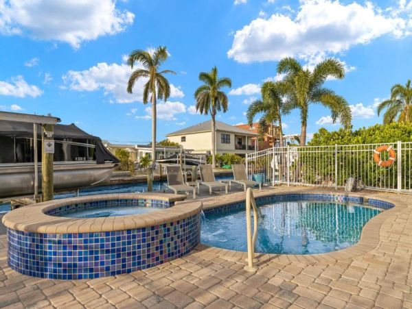 Fort Myers Luxurious Canal-Front Home with Pool & Spa - Perfect for Families