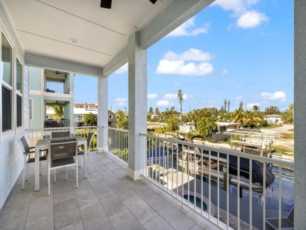 Fort Myers Luxurious Canal-Front Home with Pool & Spa - Perfect for Families
