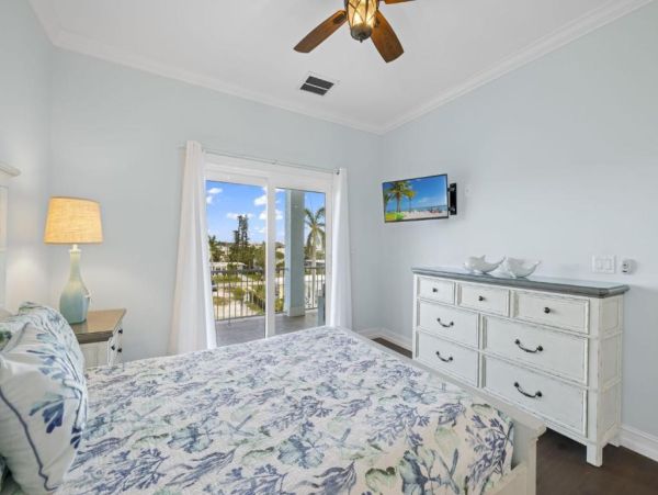 Fort Myers Luxurious Canal-Front Home with Pool & Spa - Perfect for Families