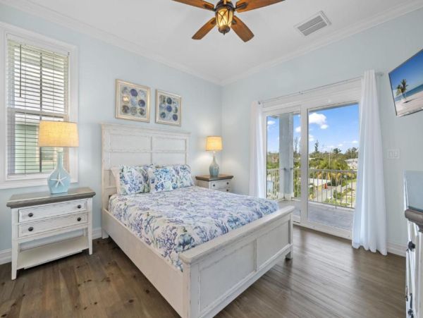 Fort Myers Luxurious Canal-Front Home with Pool & Spa - Perfect for Families