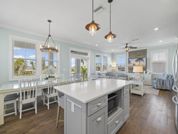 Fort Myers Luxurious Canal-Front Home with Pool & Spa - Perfect for Families