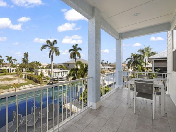 Fort Myers Luxurious Canal-Front Home with Pool & Spa - Perfect for Families