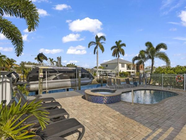 Fort Myers Luxurious Canal-Front Home with Pool & Spa - Perfect for Families