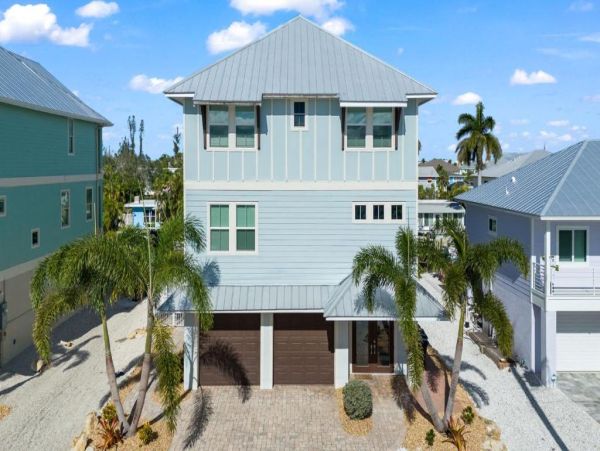 Fort Myers Luxurious Canal-Front Home with Pool & Spa - Perfect for Families