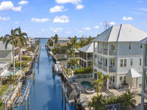Fort Myers Luxurious Canal-Front Home with Pool & Spa - Perfect for Families