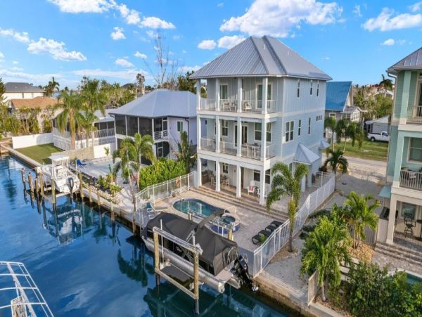 Fort Myers Luxurious Canal-Front Home with Pool & Spa - Perfect for Families