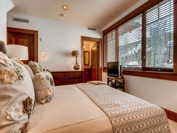 Luxury 3 Bedroom Home Ski In/Ski Out with Vail Valley Views