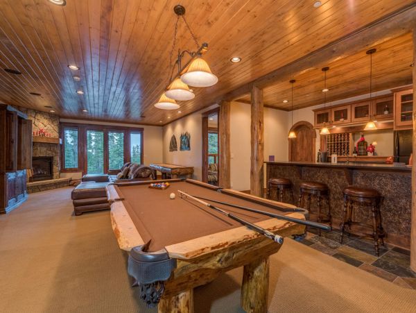 Luxury Breckenridge 6 Bedroom Home with Games Room Sleeps 12
