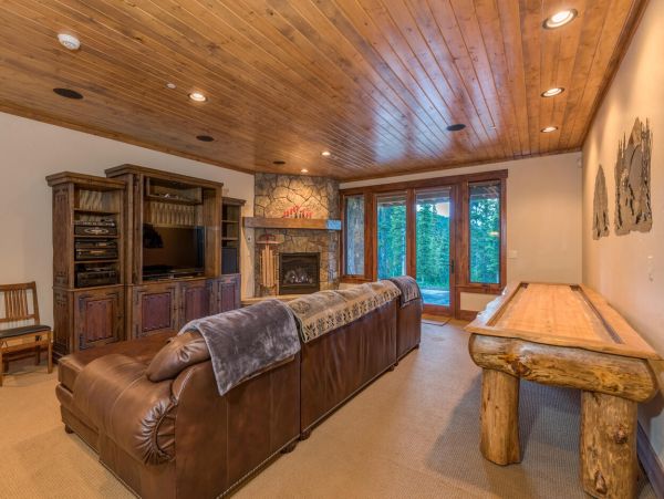 Luxury Breckenridge 6 Bedroom Home with Games Room Sleeps 12