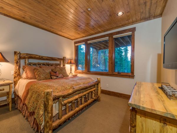 Luxury Breckenridge 6 Bedroom Home with Games Room Sleeps 12