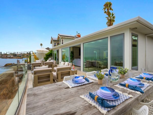 Three Bedroom Oceanfront Luxury Rental Home in La Jolla